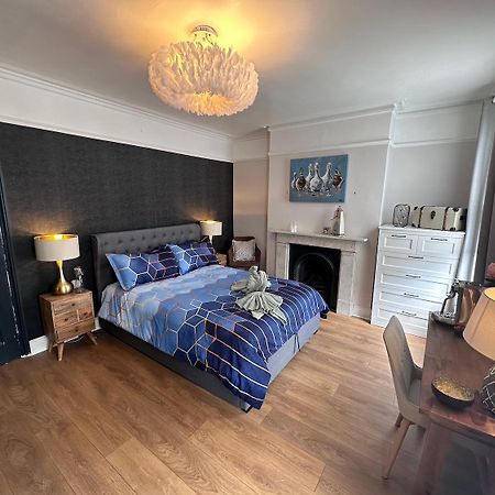Large Bedroom In Beautiful House London Exterior photo